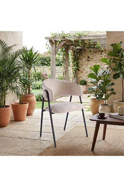 DEC4 A single chair with a unique design and high quality.