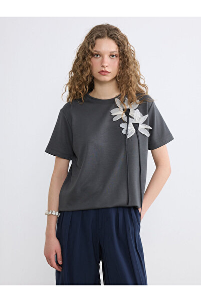 LC Waikiki NEVAVM Farkıyla LCW Modest Ανθρακί Οβάλ Γιακάς Μπλούζα με Απλικέ Λ...