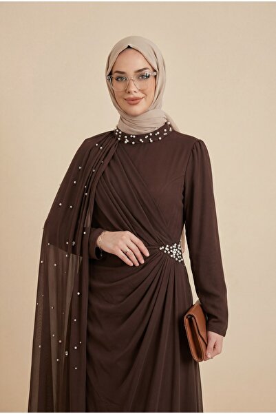 Modamorfo Βραδινό φόρεμα με λεπτομέρειες από πέρλες, τούλινη κάπα και ψηλό λα...