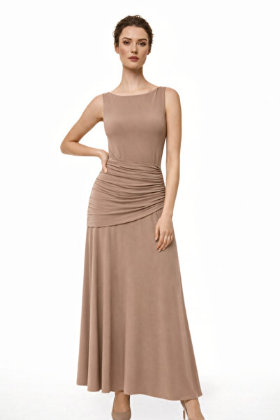 By Yaren Yazıcı Ανοιχτό καφέ φόρεμα μάξι με ντραπέ σχέδιο, λαιμόκοψη καγιάκ κ...