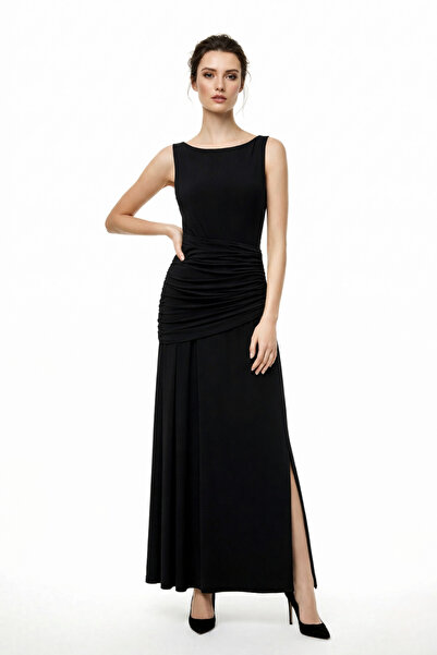 By Yaren Yazıcı Μαύρο ντραπέ φόρεμα μάξι με λαιμόκοψη καγιάκ και σκίσιμο