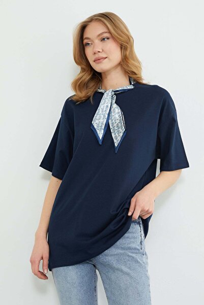 Fulla Moda Fular Detaylı Bisiklet Yaka Tişört