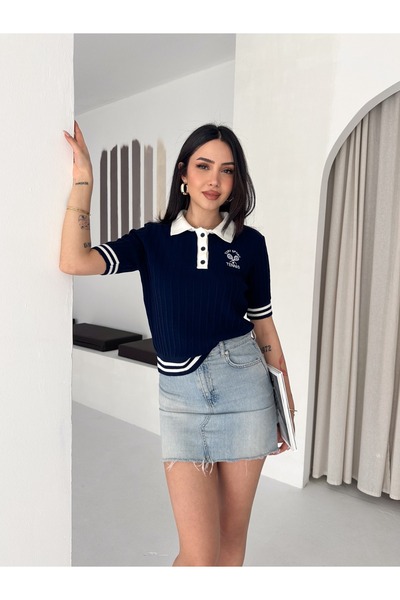 Noi Belis Πλεκτή μπλούζα με γιακά πόλο, κεντημένη, με μισό κούμπωμα και κουμπ...