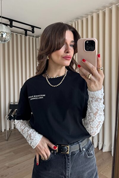 Sue Store Μπλούζα με στάμπα μαύρου κειμένου και λευκά δαντελωτά μανίκια