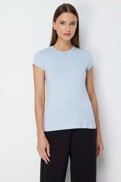 ON Βασική μπλούζα με κοντά μανίκια και λεπτομέρεια αξεσουάρ