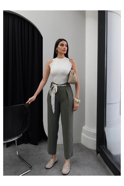 ESRAHELVACI Παντελόνι καρότο με ζώνη και φουλάρι