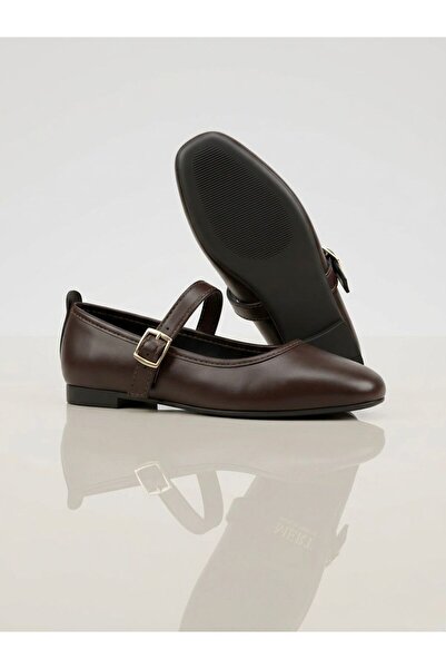 Passeri Shoes حذاء باليه كلاسيكي نسائي بمقدمة مستديرة ومشبك