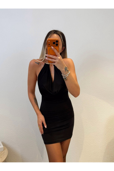 Perry Boutique Μαύρο φόρεμα με λεπτομέρεια κολιέ και ανοιχτή πλάτη