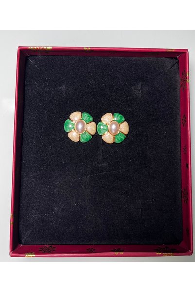 MOJOMIX Pearl Green Color Mother of Pearl Flower Earrings