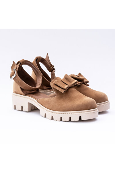 VAGAM Παπούτσια από γνήσιο δέρμα σε καφέ χρώμα καμήλας με διακοσμητική αγκράφα.