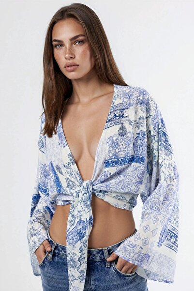 Hiccup بلوزة قصيرة من BUSEM بياقة على شكل حرف V وتفاصيل مربوطة بنمط عرقي