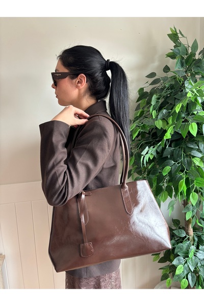 lalettobags حقيبة كتف نسائية من الجلد اللامع موديل Eda باللون البني مع تفاصيل...