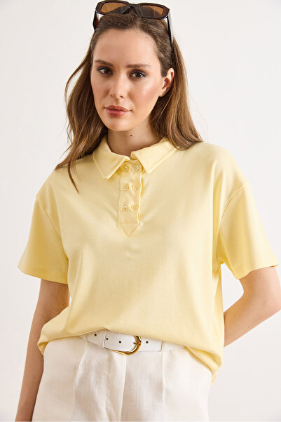 Olalook Γυναικείο κίτρινο μπλουζάκι με λαιμόκοψη πόλο και λεπτομέρεια με κουμ...