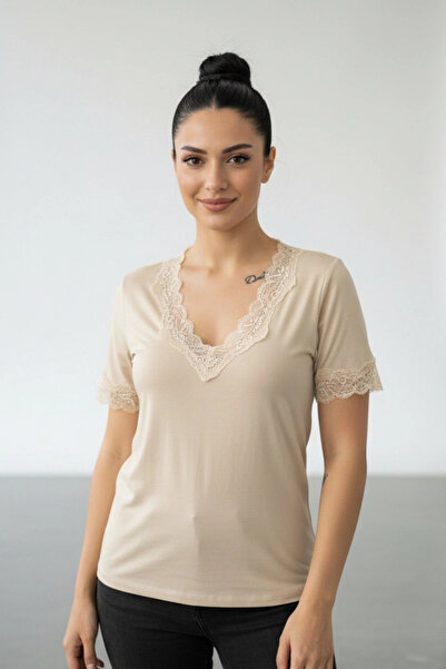 Bİ.GİYSEN Γυναικεία μπλούζα με λαιμόκοψη V σε μπεζ απόχρωση και δαντέλα στα μ...