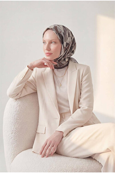 Silk Home Λαμπερό υφασμένο κασκόλ με γεωμετρικό σχέδιο σε απόχρωση σκούρου αν...