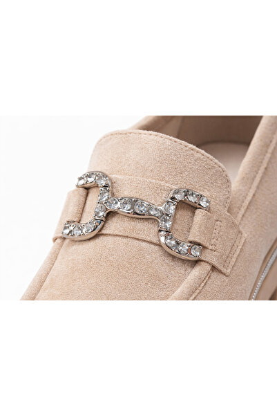 de Μπεζ σουέτ μοκασίνι με λεπτομέρεια από στρας