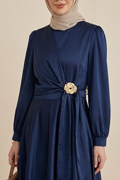 Modamorfo Σατέν βραδινό φόρεμα με δετή πλαϊνή πόρπη στη μέση - μπλε ναυτικό