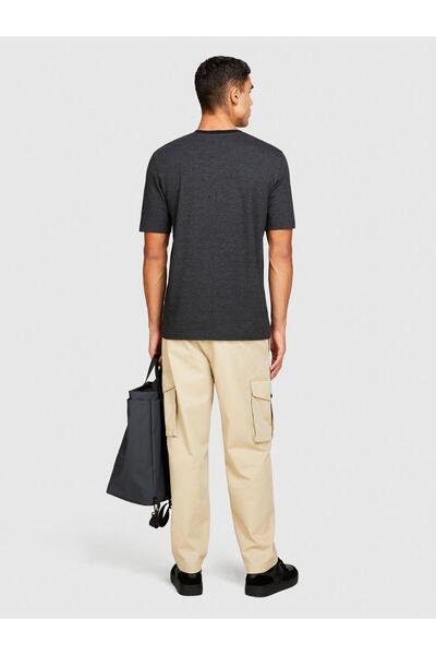 Sisley Ελαστικό παντελόνι Cargo με κωνική εφαρμογή και ανδρικό λευκό T-shirt ...