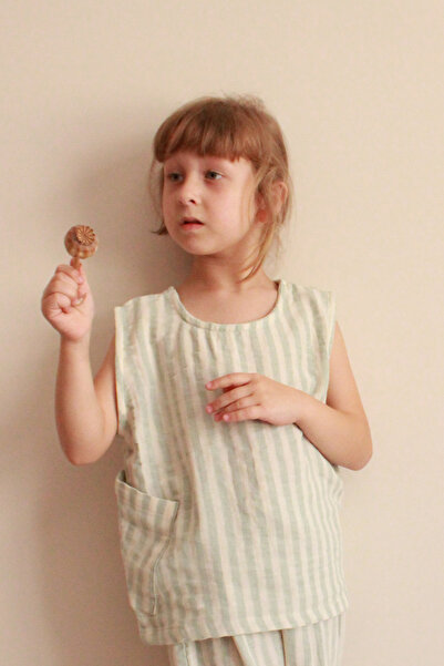 Oh La La Koala For Little Ones قميص رياضي بخطوط خضراء وتفاصيل جيوب غير متماثلة
