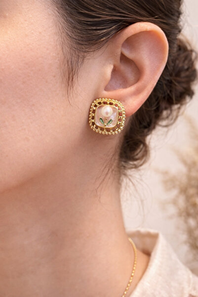 Arthesia Jewelry Pearl Detailed Floral Motif Square Gold Earrings – Tarnish-R...