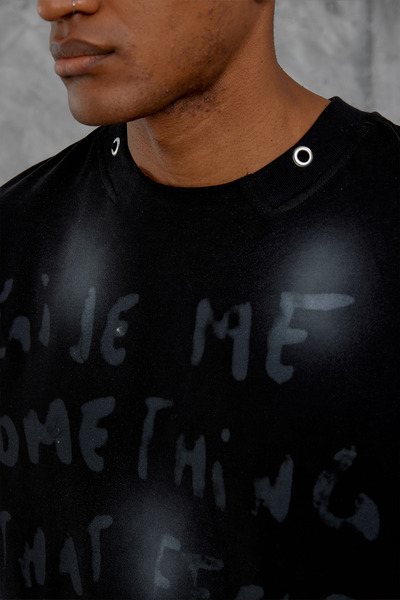 NOMARC Tricou negru supradimensionat cu guler și detalii spray