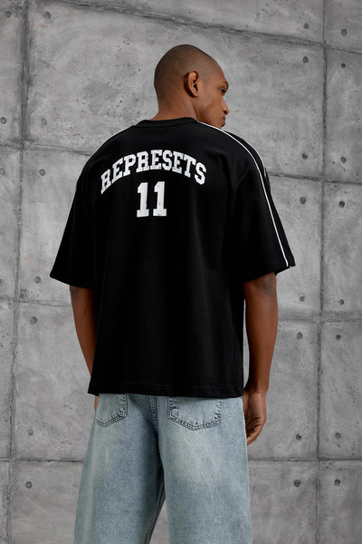 NOMARC Tricou negru supradimensionat cu imprimeu OVERCOMEE