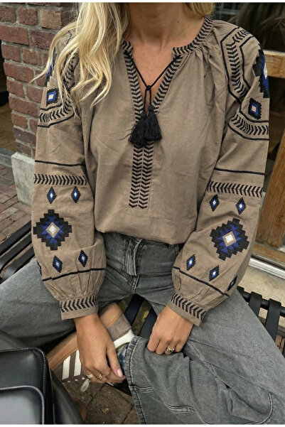 FEMELLE Γυναικεία βαμβακερή μπλούζα χακί με φούντες στο γιακά και κέντημα