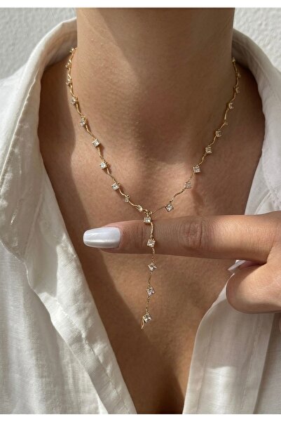 Vitastyle قلادة فولاذية مربعة الشكل بلون ذهبي مع تفاصيل من حجر الزركون طراز Y