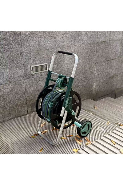 Homebase خرطوم مياه بطول 30 متر للري مع عجلات، رؤوس رش متعددة، وملحقات.