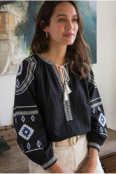 FEMELLE Γυναικεία μαύρη βαμβακερή μπλούζα με φούντες και κέντημα στο γιακά