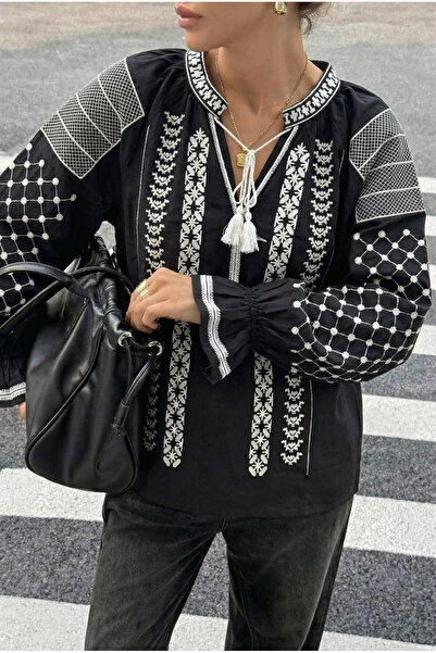 FEMELLE Γυναικεία μαύρη βαμβακερή μπλούζα με φούντες στο γιακά και κεντημένα ...