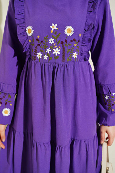 Lavanta Tekstil Φόρεμα ποπλίνα με βολάν στο γιακά και κέντημα