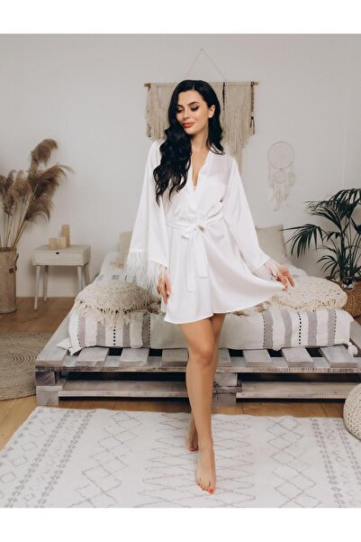 Sandrada SD Κομψή λευκή σατέν ρόμπα με μανίκια σε γραμμή καμπάνα και λεπτομέρ...