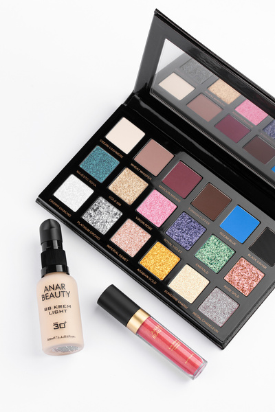 18 Renk Far Paleti + BB Krem (Light) + Lip Gloss (Japanese Mango) 3'lü Set