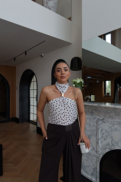 Özge Özgenç Bluza bez leđa sa točkicama
