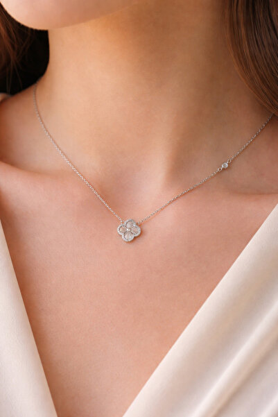 Giz Gümüş 925 Ayar Gümüş Rodyum Kaplama Lazer Kesim Zirkon Taşlı Yonca Kolye