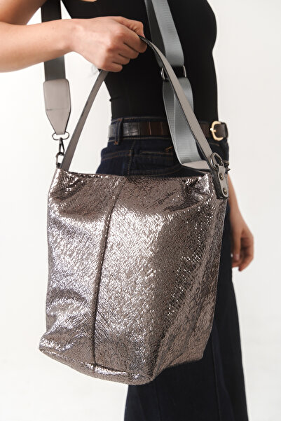 FEMME Γυναικεία τσάντα ώμου σε λαμπερό χρώμα πλατίνας – Κομψή & Μεγάλου Όγκου...