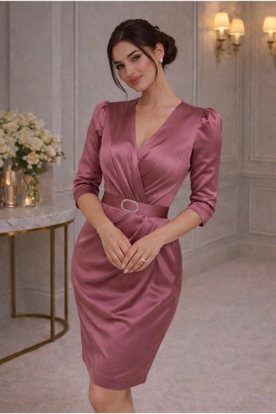 Divin store Κομψό φόρεμα σε ανοιχτό σατέν απόχρωση.