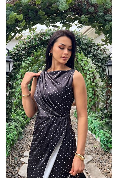 Moda Palmiss Γυναικείο μαύρο πουά φόρεμα με λεπτομέρειες, ντραπέ, αμάνικο, μίντι