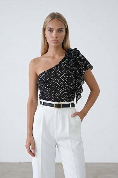 Trend Alaçatı Stili Γυναικεία μαύρη πουά μπλούζα με έναν ώμο και κούμπωμα στο...