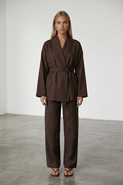 Trend Alaçatı Stili Σετ με σακάκι από λινό Sofia σε καφέ απόχρωση και παντελό...