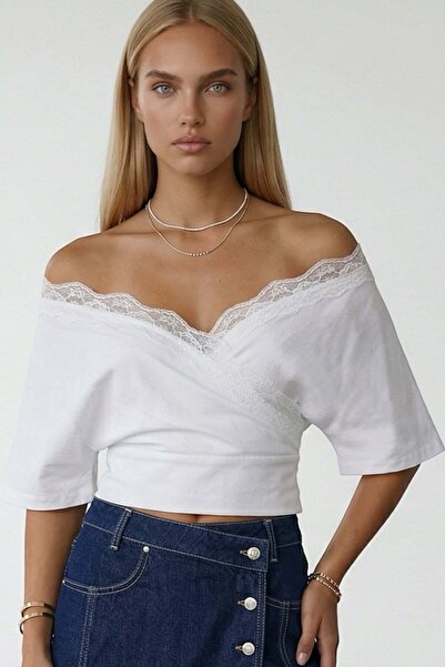 Trend Alaçatı Stili Λευκή Πλεκτή Μπλούζα με Δαντέλα σε Σχήμα V και Λεπτομέρει...