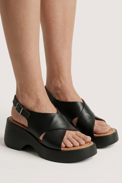 GRADA Μαύρα γυναικεία σανδάλια από γνήσιο δέρμα με χιαστί λουράκια και σόλα π...