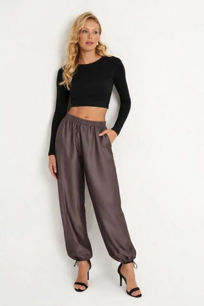 Cool & Sexy Ψηλόμεσο φαρδύ παντελόνι με σατέν υφή και λεπτομέρεια από ελαστικ...