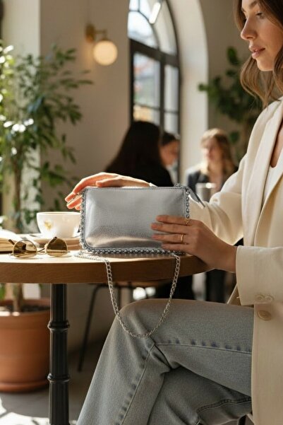 Classbag Дамска сребриста чанта за през рамо с верижна дръжка и декорация от ...