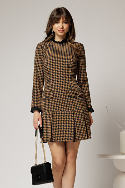 DyFashion Rochie scurta maro cu imprimeuri negre si pliuri pe fusta