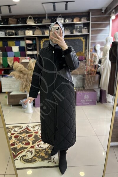 HUMEYRA معطف بثلاثة أزرار مع تفاصيل جلدية من جانب واحد
