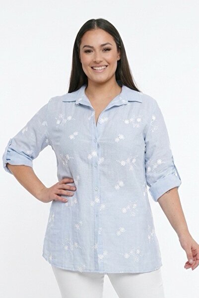 By Saygı Γυναικείο πουκάμισο μεγάλου μεγέθους με κέντημα λουλουδιών και διπλω...