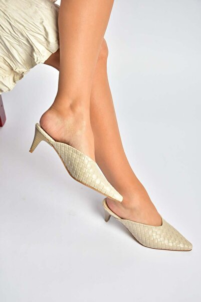 Fox Shoes Y654660709 Μπεζ γυναικείες παντόφλες με λεπτό τακούνι και κλειστό μ...