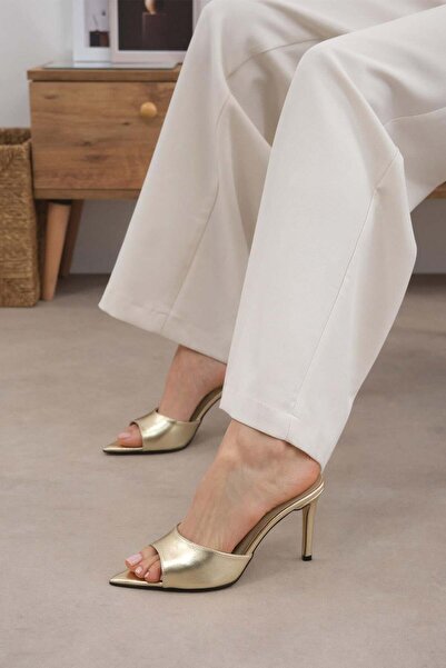 Mio Gusto Γυναικείες παντόφλες Ivy από γνήσιο δέρμα σε χρυσό χρώμα με τακούνι